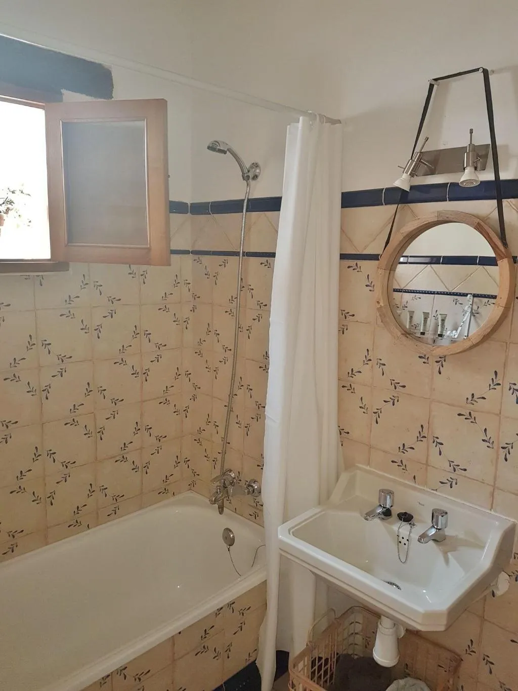 Room, Benali, Valencia