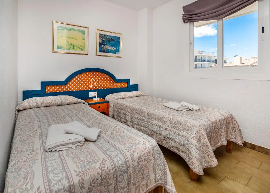 APARTMENT CAPACITY 6 TWO BEDROOMS Room, Charlys, Majorca