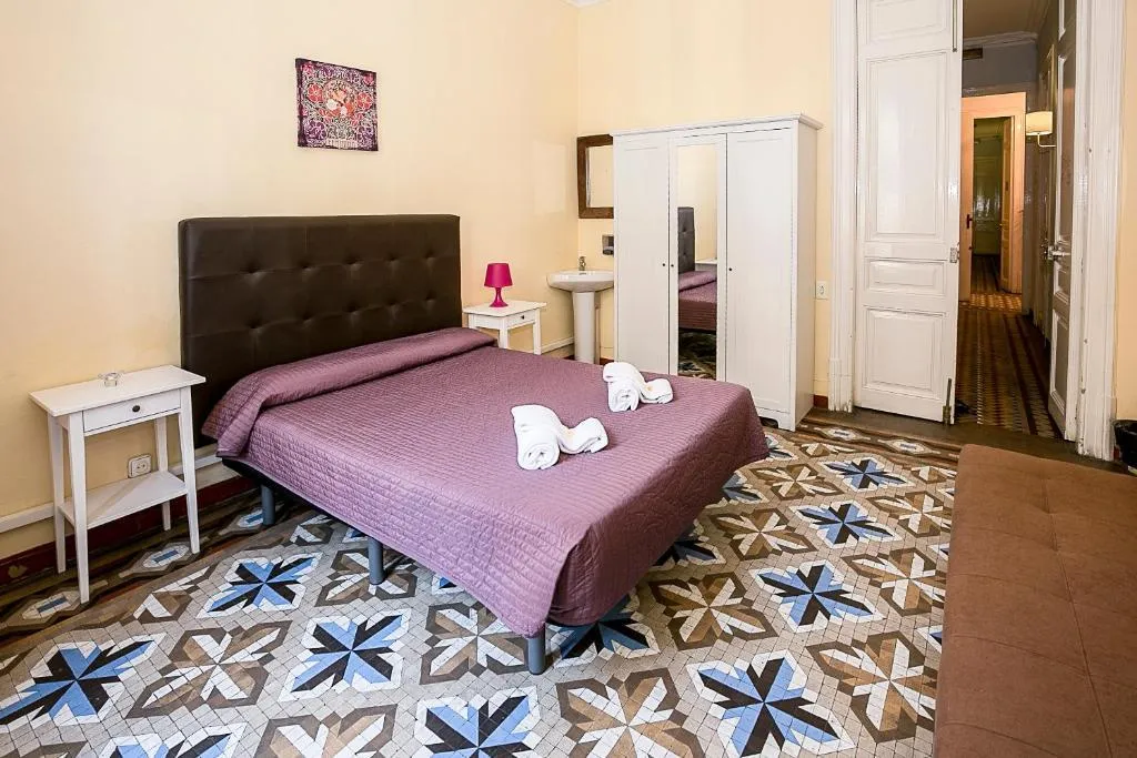 DOUBLE WITH SHARED BATHROOM Room, Hostal Balmes Centro, Barcelona