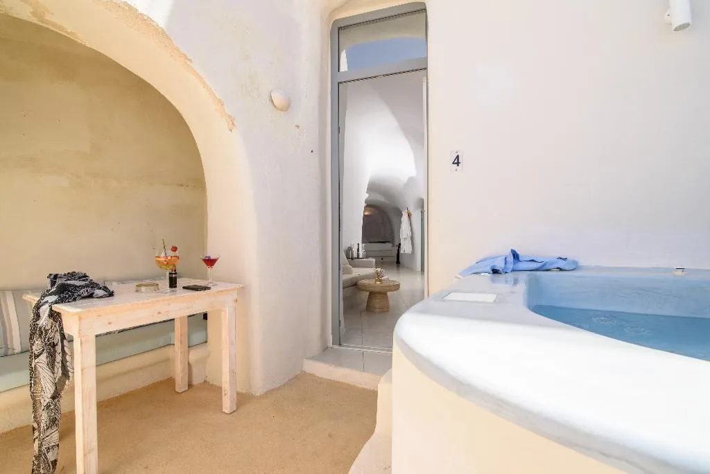 JUNIOR SUITE WITH VIEWS Room, On The Cliff, Santorini