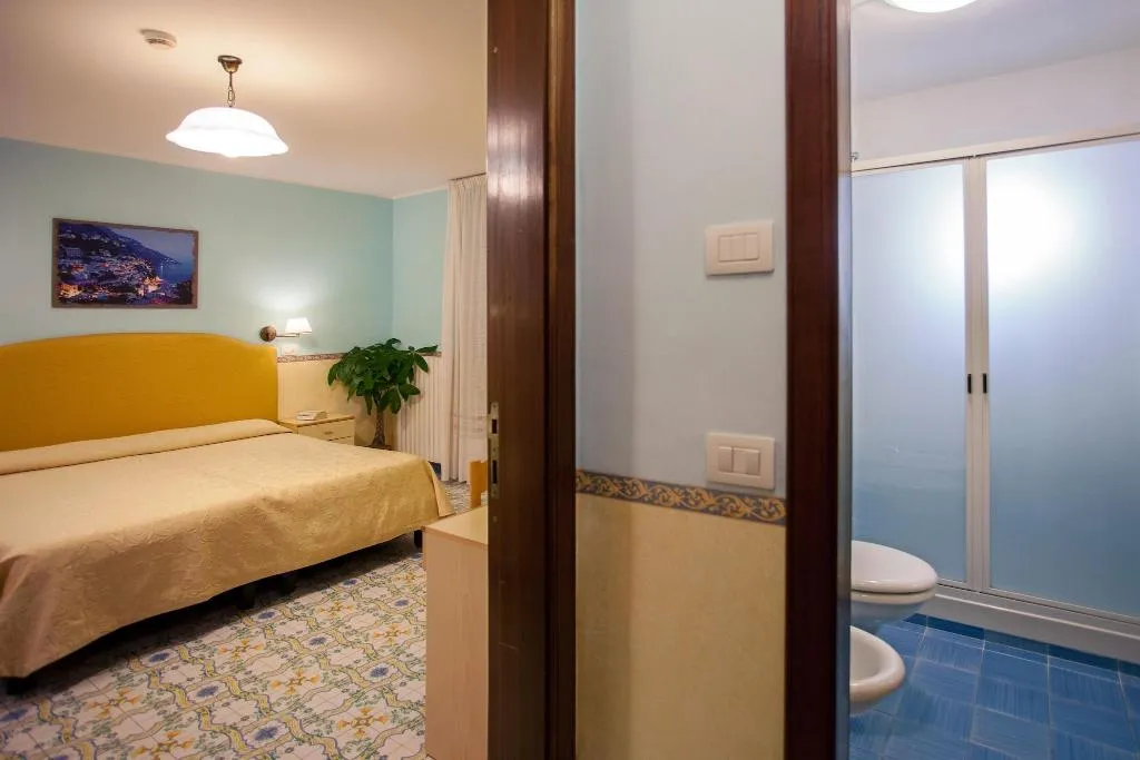 DOUBLE CLASSIC QUEEN BED Room, Amalfi, Naples