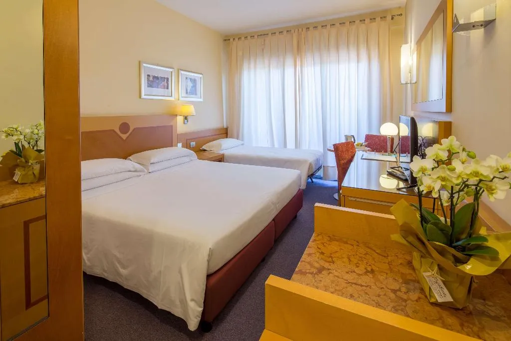TRIPLE KING SIZE BED Room, Best Western Hotel I Triangoli, Rome
