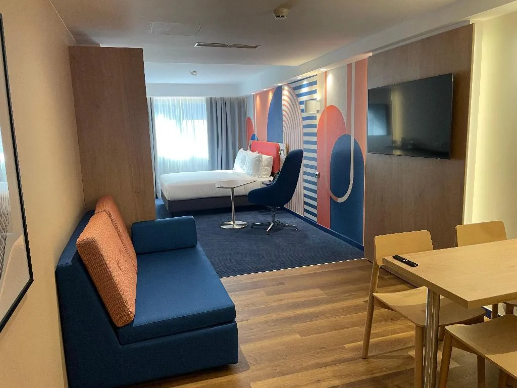 SUITE QUEEN SIZE BED Room, Holiday Inn Express Lisbon Principe Real, by IHG, Lisbon