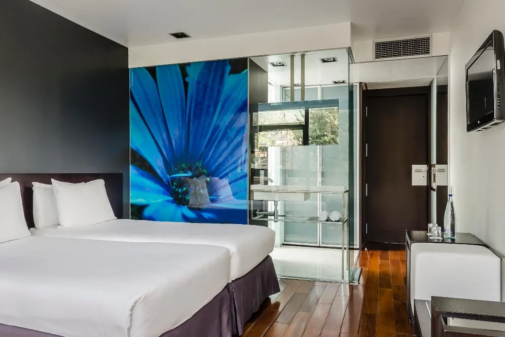 Room, Ikonik Angli, Barcelona