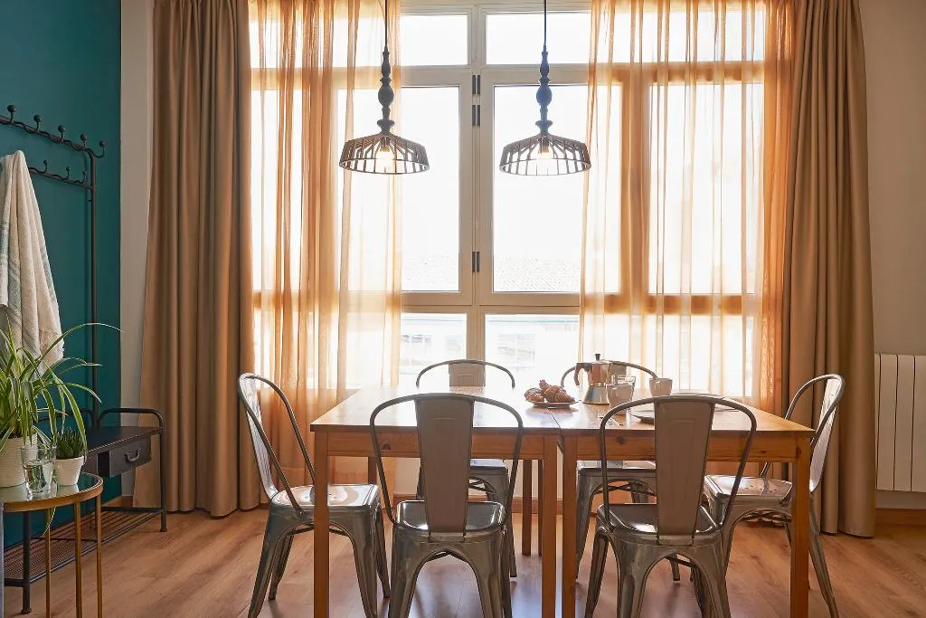 APARTMENT CAPACITY 5 THREE BEDROOM Room, Barcelona Sants Station Apartments, Barcelona
