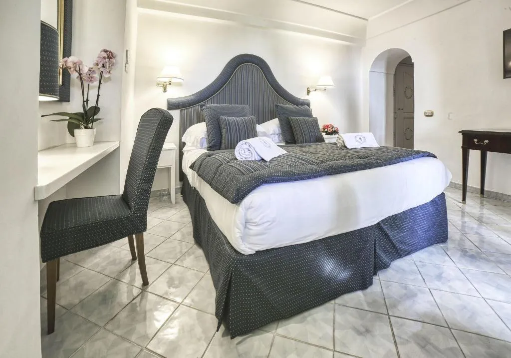 DOUBLE CLASSIC KING BED Room, Hotel Palazzo Confalone, Naples