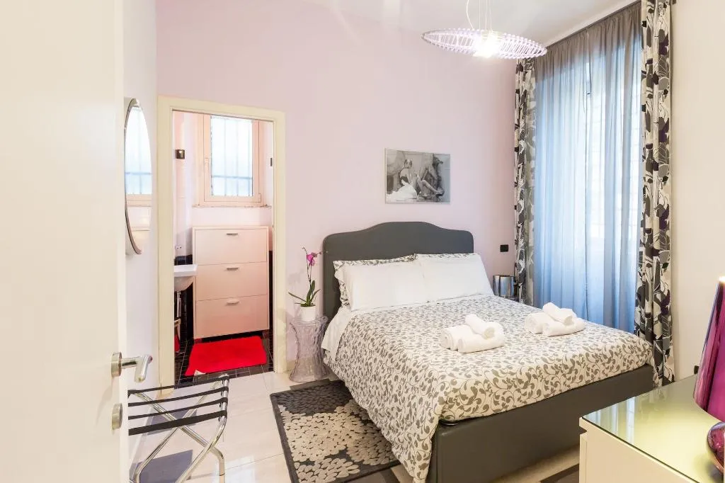 Room, B&B New Liberty in Rome, Naples