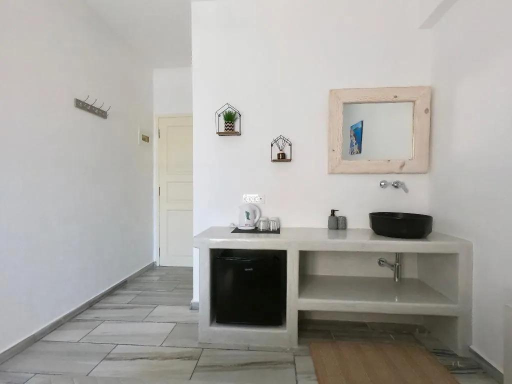 Room BASIC Room, Anny Studios Perissa Beach, Santorini