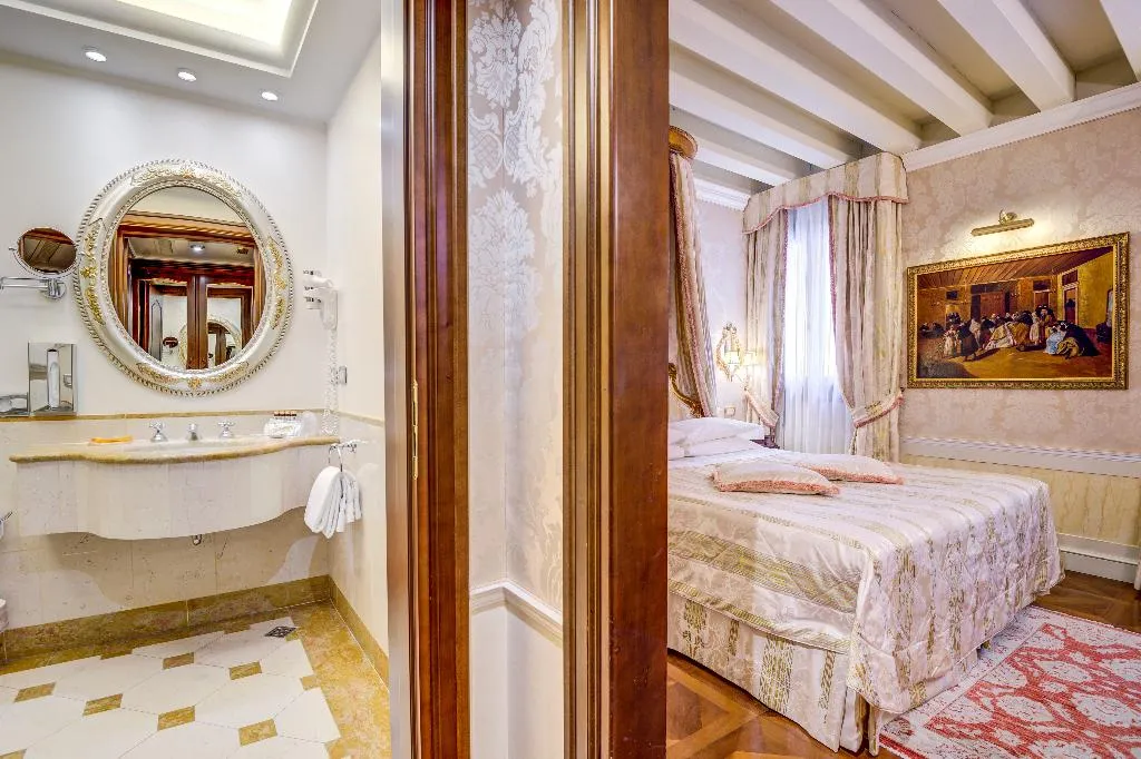 Double or Twin CAPACITY 2 Room, Canal Grande, Venice