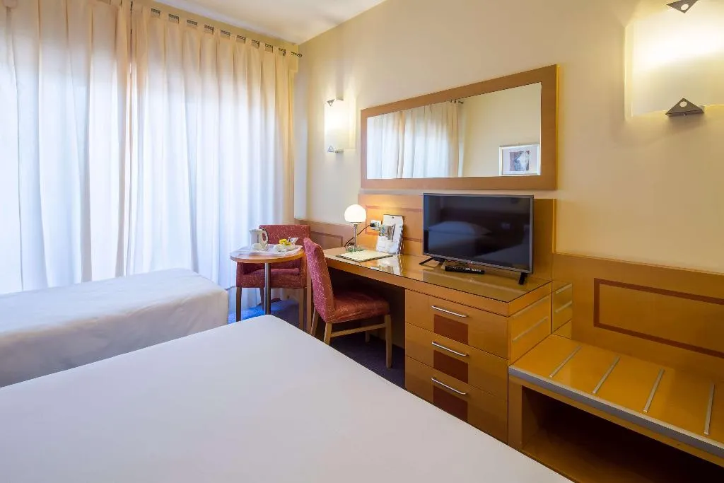 TRIPLE KING SIZE BED Room, Best Western Hotel I Triangoli, Rome