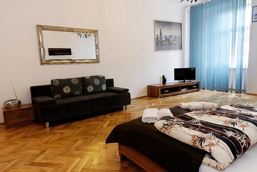 STUDIO CAPACITY 4 Room, P&J Tourist Apartments, Krakow