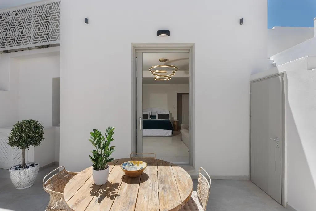 SUITE DELUXE WITH TERRACE Room, La Madeleine Oia, Santorini