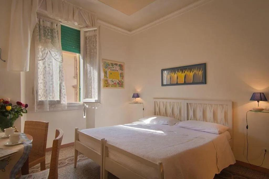 Room, Bed & Bed Cassia, Florence