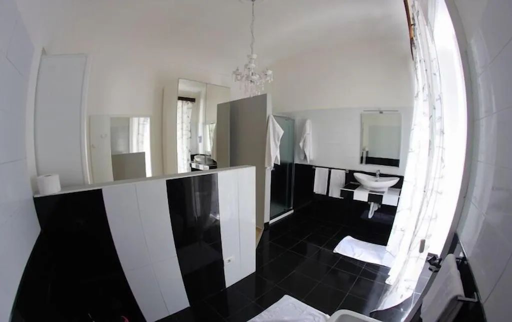 Room, Gualtiero Camere E Suite, Catania