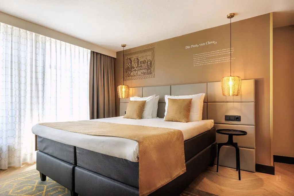 JUNIOR SUITE QUEEN SIZE BED Room, Die Port Van Cleve, Amsterdam