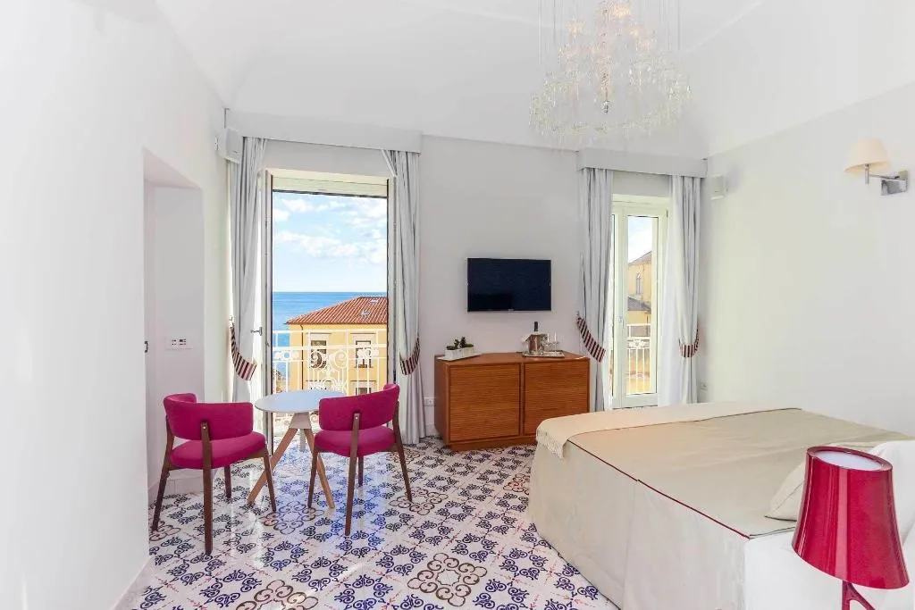 Room, Diecisedici, Naples
