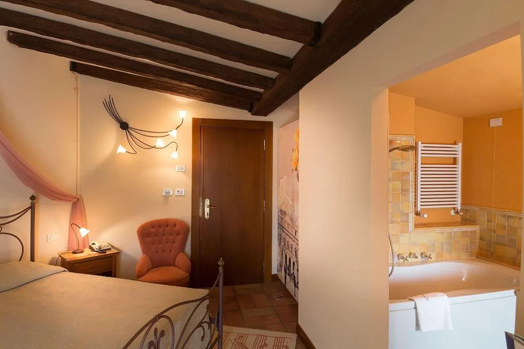 Room, Serenella, Milan