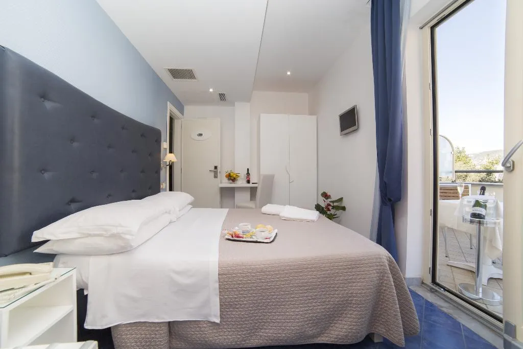DOUBLE CLASSIC WITH TERRACE Room, Club Sorrento, Naples