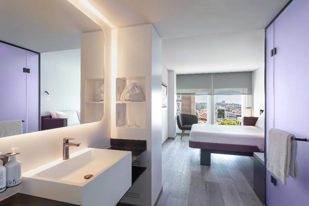 DOUBLE SINGLE USE CITY VIEW QUEEN BED Room, Yotel Porto, Porto