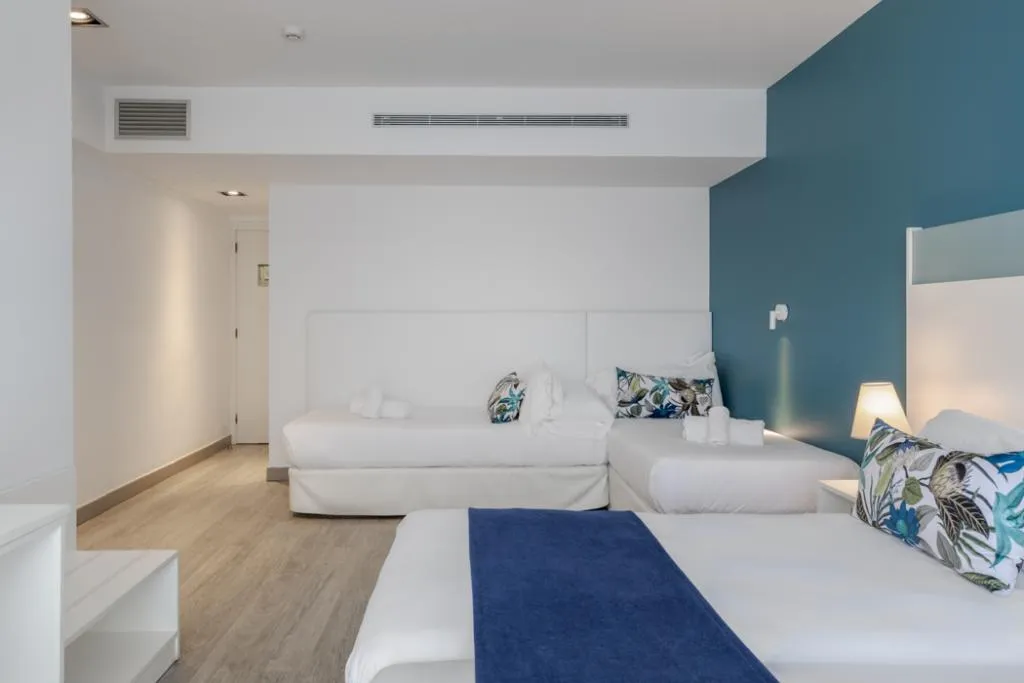QUADRUPLE WITH BALCONY Room, Hotel Planamar by Escampa Hotels, Costa Brava