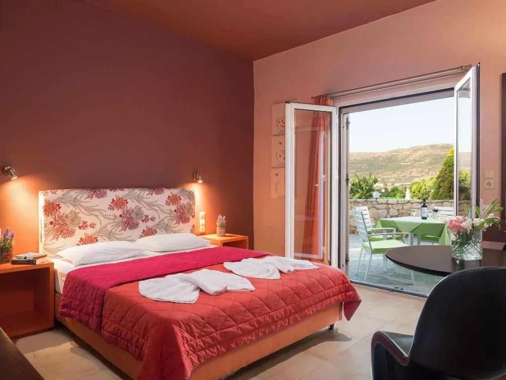 Room, Petritos Rooms And Studios, Crete