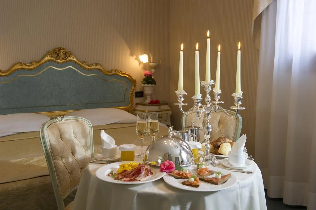 Double or Twin SUPERIOR Room, Carlton on the Grand Canal, Venice