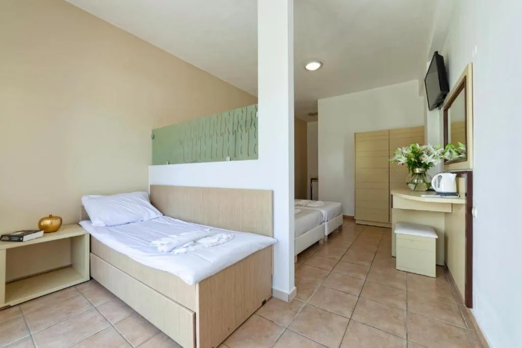 TRIPLE SUPERIOR TWO DOUBLE BEDS Room, Sunset Paradise, Crete