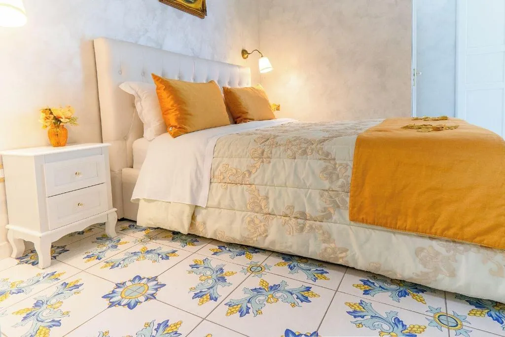 Room, Alma Adry, Naples