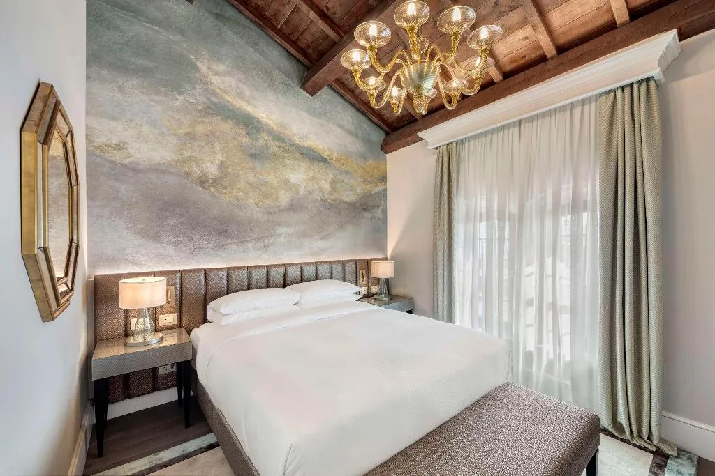 DOUBLE SUPERIOR QUEEN BED Room, Hilton Molino Stucky Venice, Venice