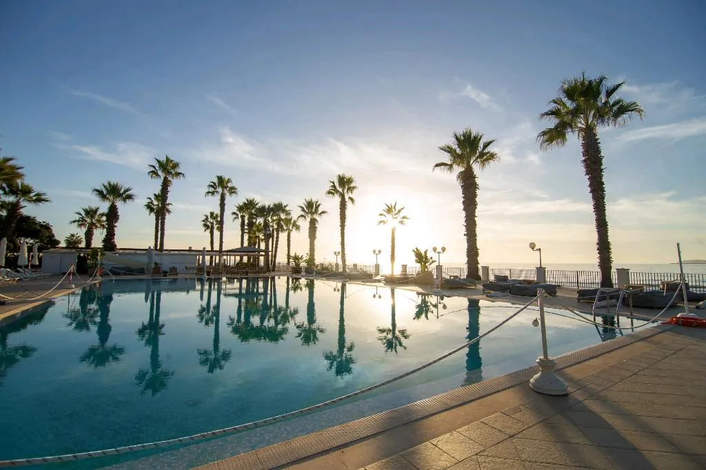 Pool, Dioscuri Bay Palace, Catania