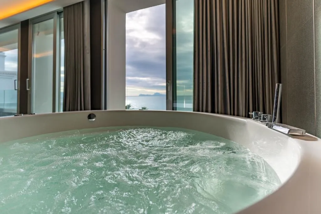 JUNIOR SUITE WITH JACUZZI Room, Resort Tre Fontane, Naples