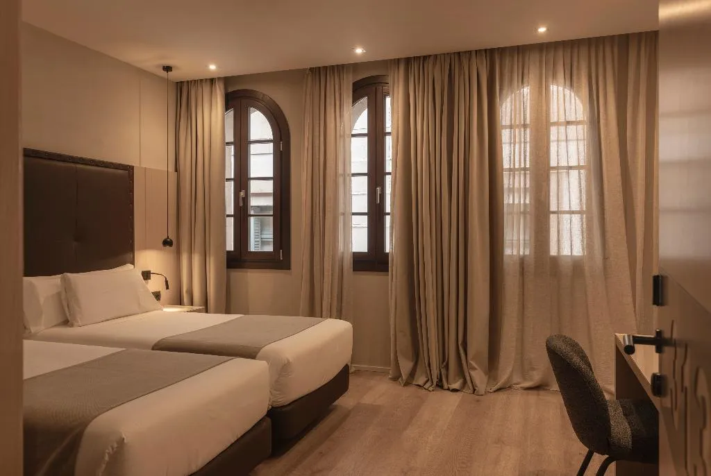 DOUBLE DELUXE SUPERIOR Room, Gran Hotel Barcino 4*S, Barcelona