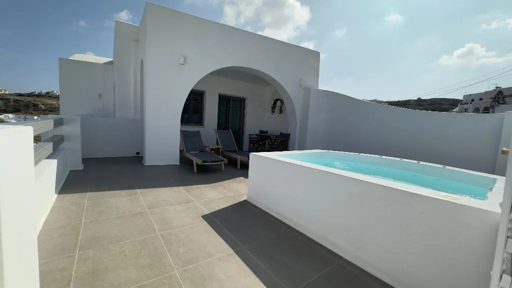 SUITE WITH JACUZZI Room, Amphitrite Suites Santorini, Santorini