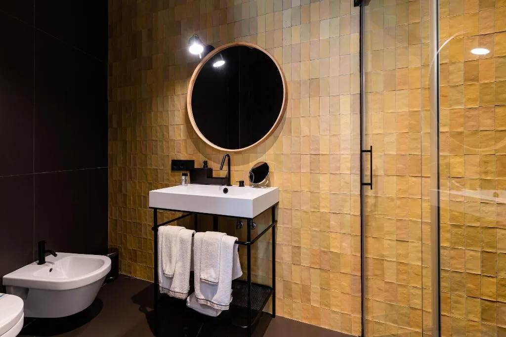 Room, Welldone Quality-Crystal Pool, Seville