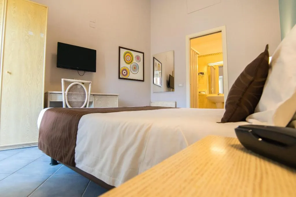 Room, Soleluna, Naples