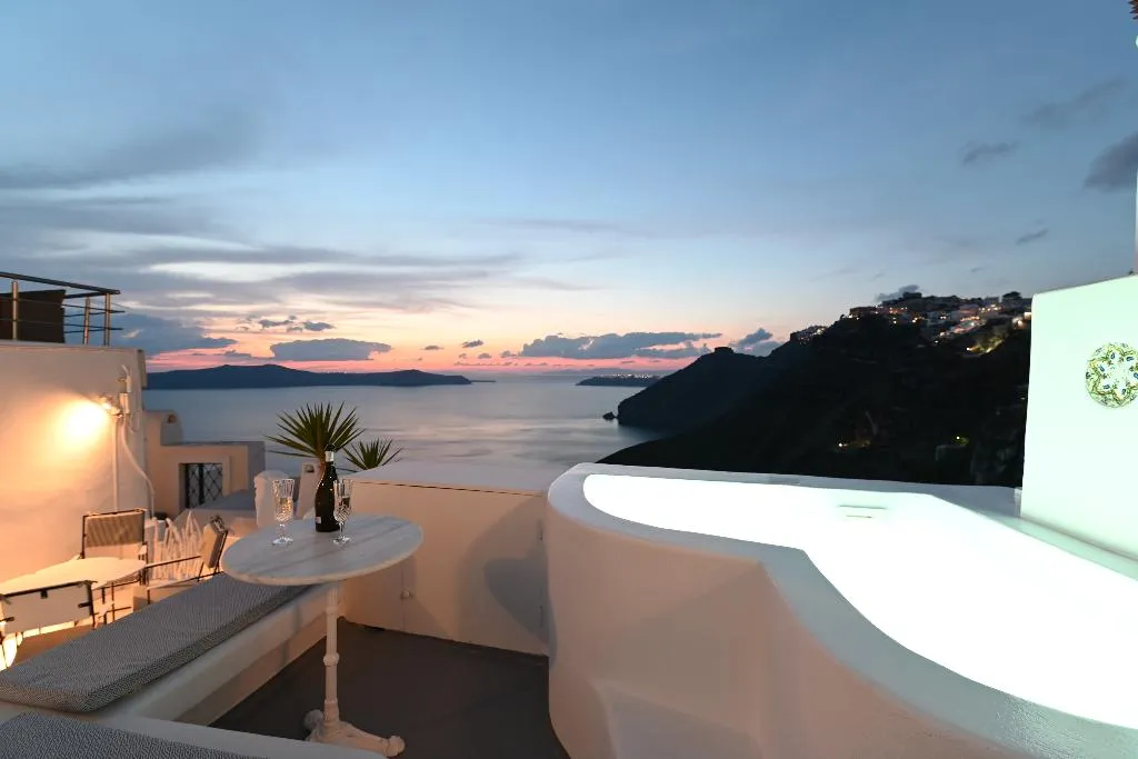 QUADRUPLE WITH JACUZZI Room, Trieris Villas & Suites, Santorini
