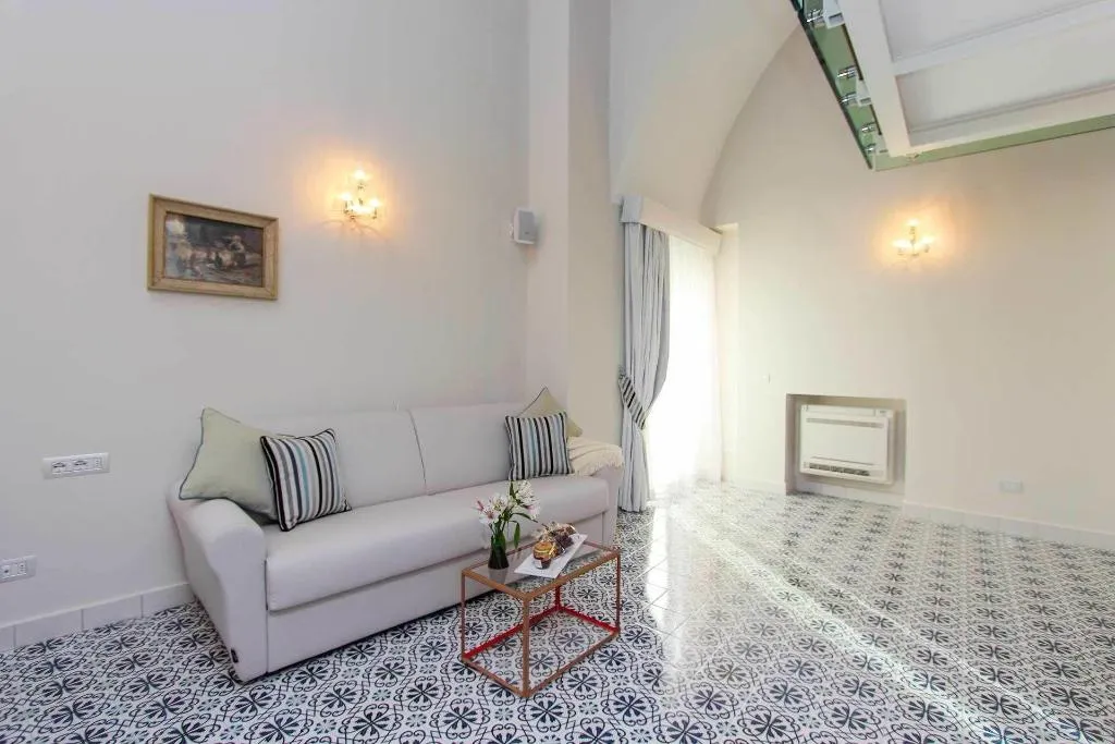 Room, Diecisedici, Naples