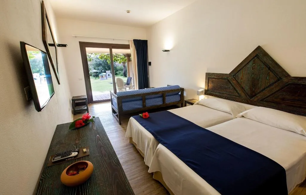 TRIPLE SUPERIOR WITH DOUBLE BED Room, Costa Dei Fiori, Cagliari