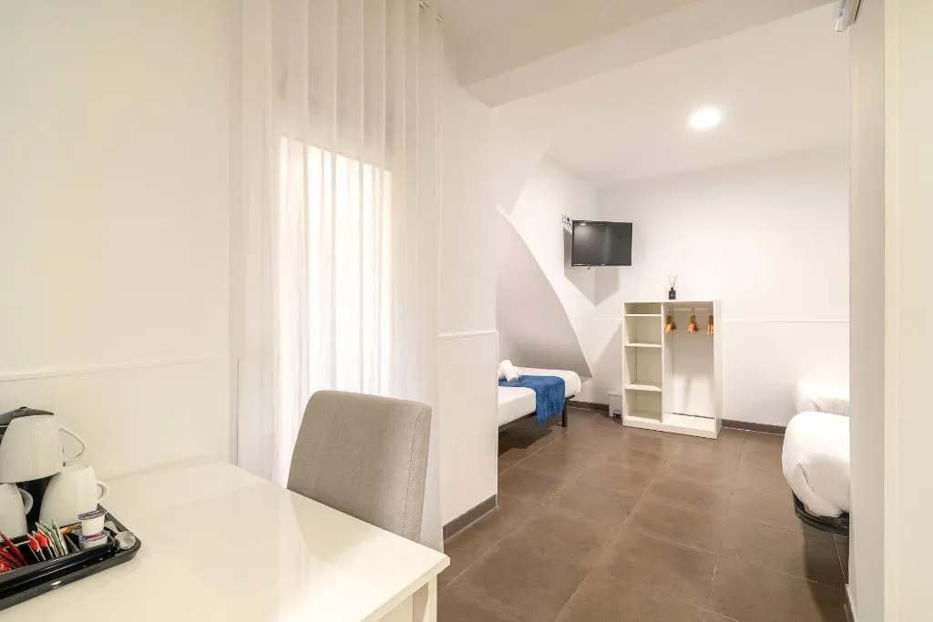 TRIPLE STANDARD Room, Laramond Barcelona Rooms, Barcelona