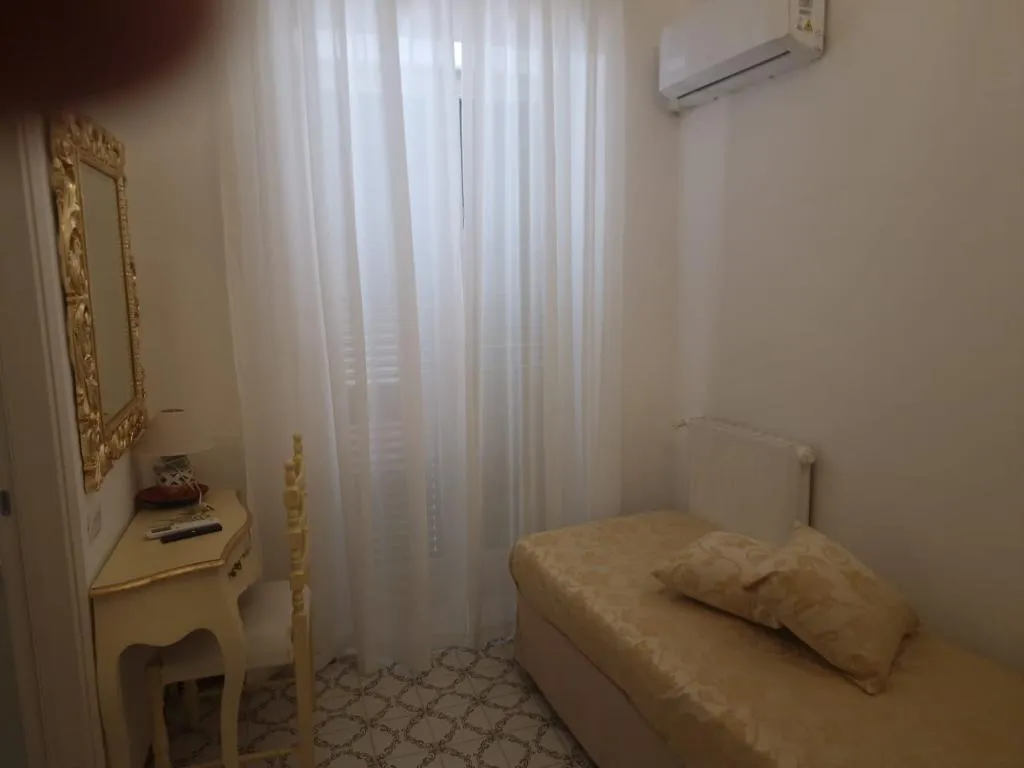 TRIPLE STANDARD Room, La Perla, Naples