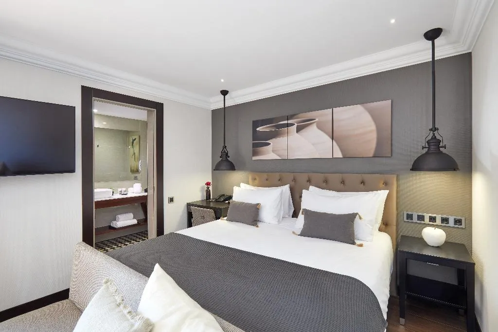 TRIPLE WITH TERRACE Room, Hotel Cortes Rambla, Barcelona