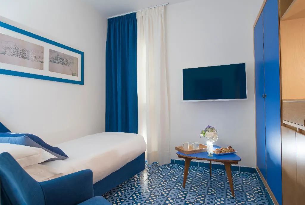 FAMILY ROOM PARK VIEW Room, Parco Dei Principi, Naples
