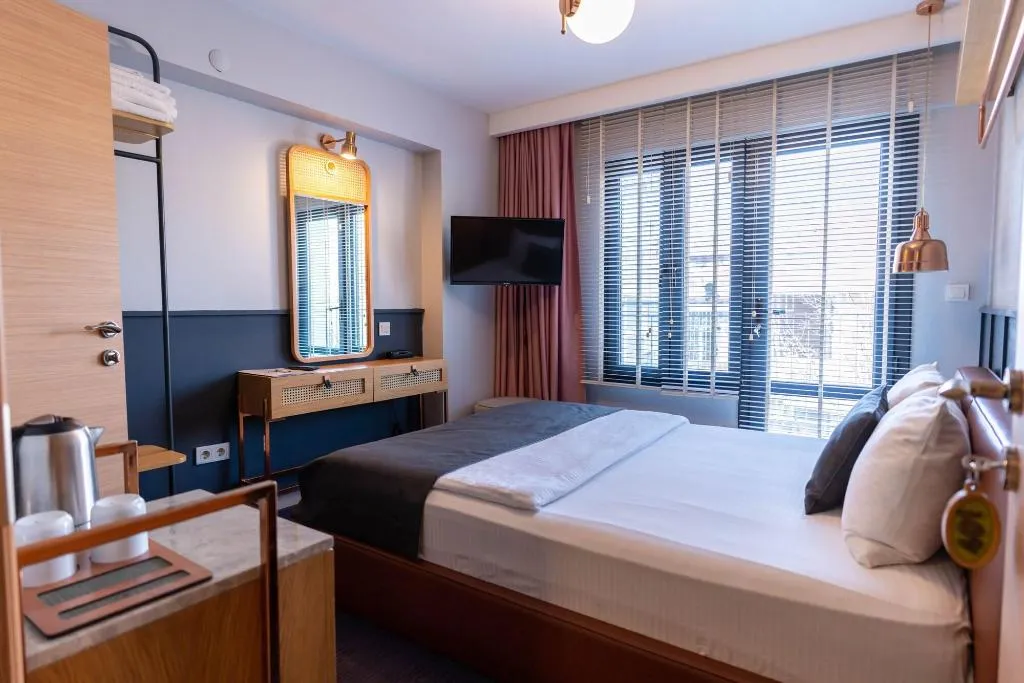 Room, Viva La Vita, Izmir