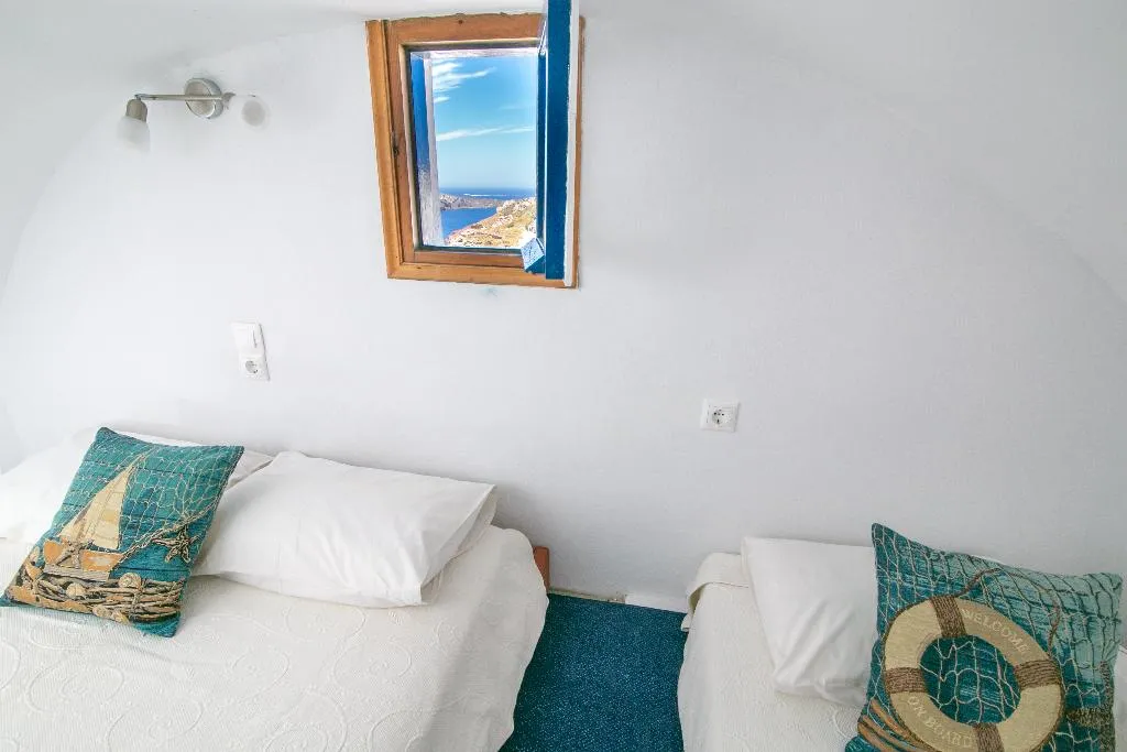 TRIPLE WITH VIEWS Room, Stelios Rooms Golden View, Santorini