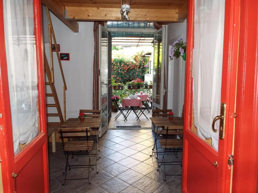 Restaurant, B&B In giro per Napoli, Naples