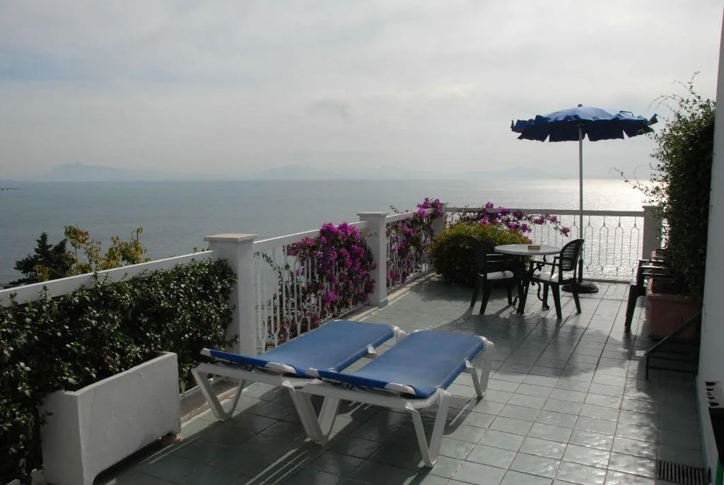 Terrace, Bellevue, Naples
