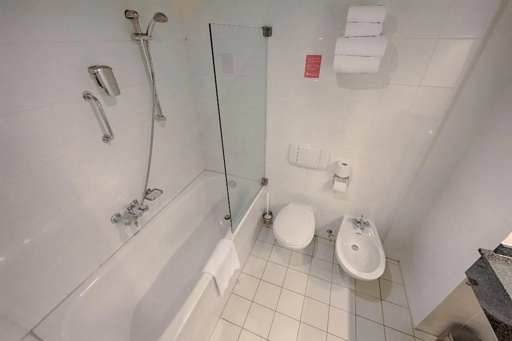 TWIN STANDARD Room, Leonardo Hotel Utrecht City Center, Amsterdam