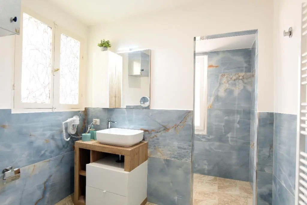 DOUBLE DELUXE ONE BED Room, Guest House Ventisei Scalini A Trastevere, Rome