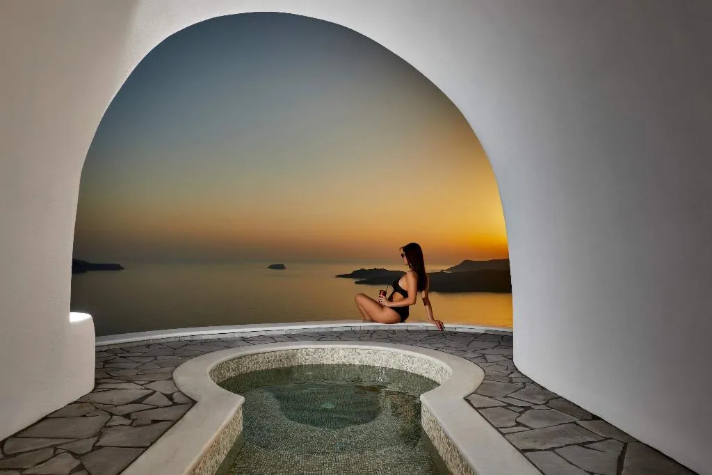 SUITE DELUXE WITH JACUZZI Room, Petit Palace, Santorini