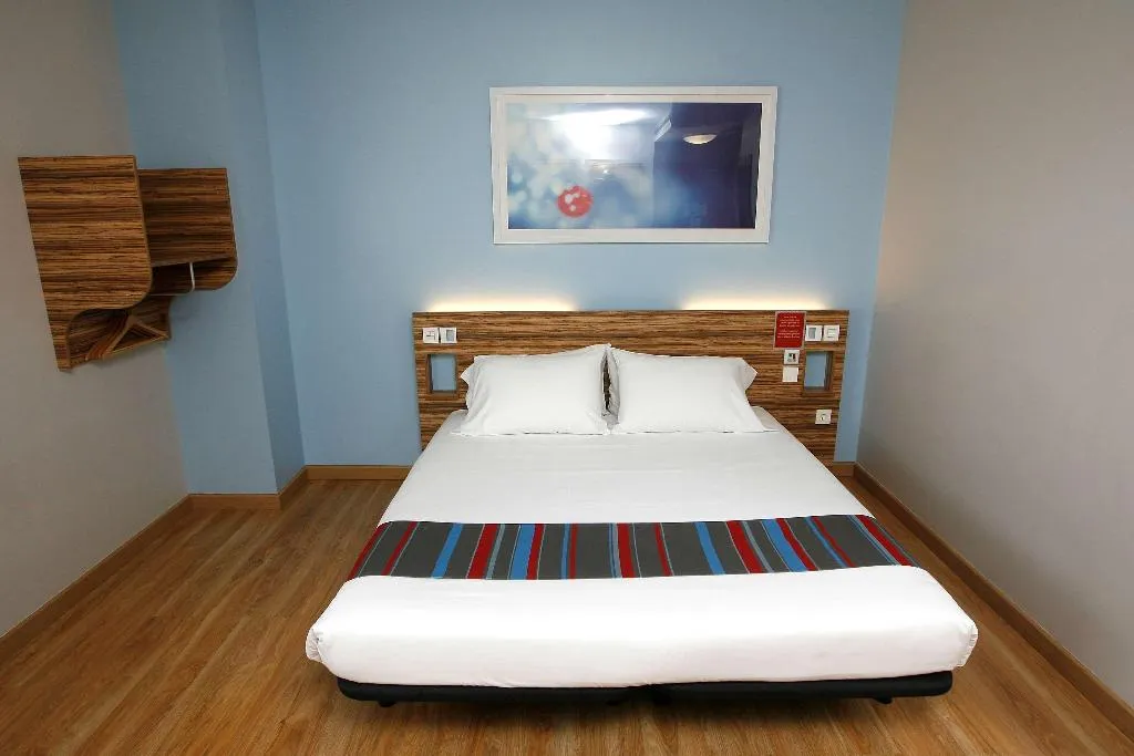 DOUBLE WITH DOUBLE BED Room, Travelodge Madrid Metropolitano, Madrid